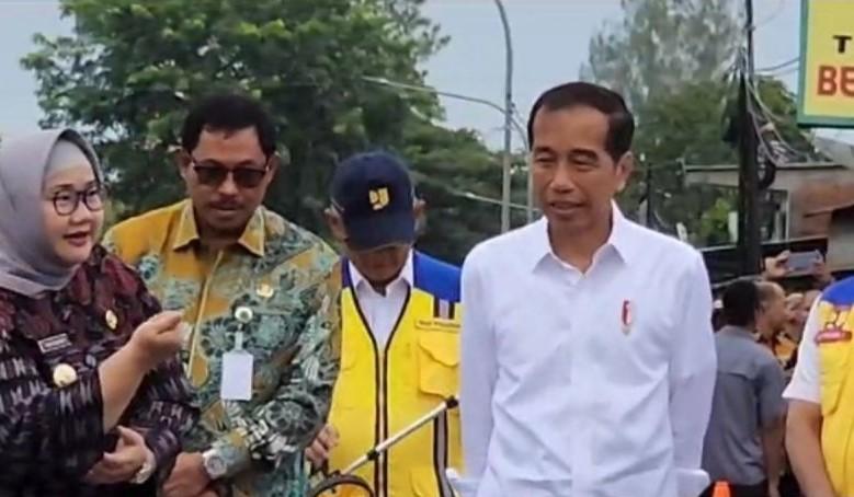 Inpres Jalan Daerah Rp14,6 Triliun, Jokowi Tinjau Perbaikan Jalan Solo-Purwodadi