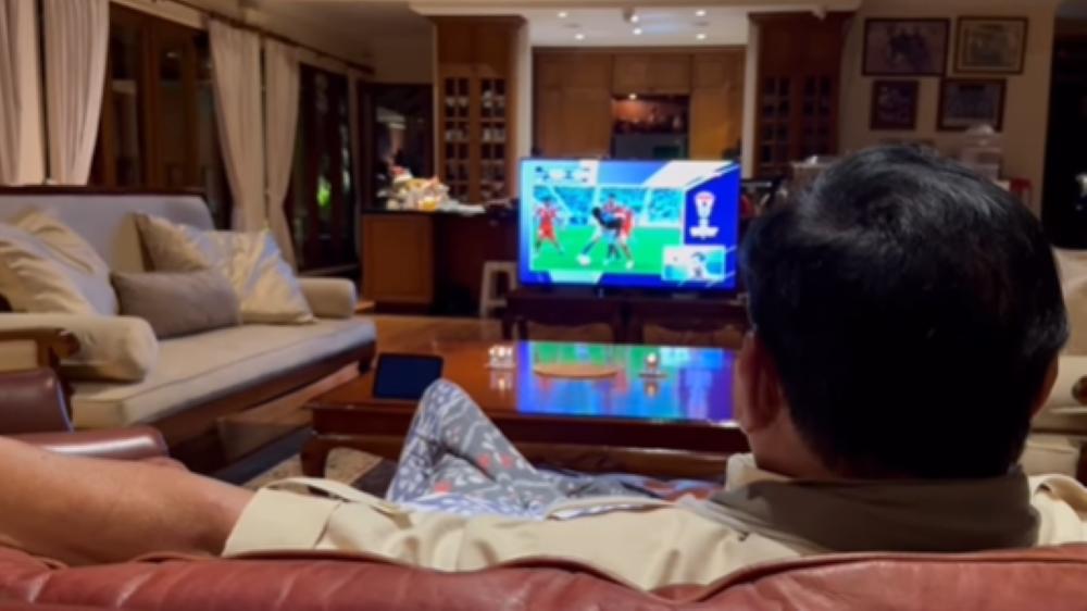 Prabowo Sarungan Nonton Laga Timnas Indonesia vs Jepang, Warganet: Persis Bapak Saya