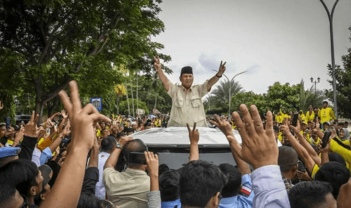 Gibran Tetap Ngantor, Prabowo Gerilya Temui Petani Tebu hingga Milenial