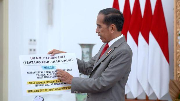 Jokowi Pamer Isi UU Pemilu Berukuran Besar Buntut 'Presiden Boleh Kampanye dan Memihak'