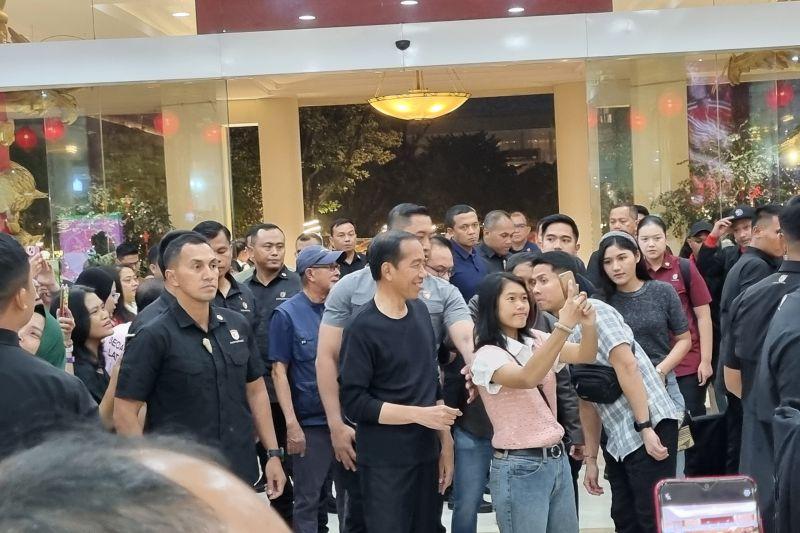 Jokowi Malam Mingguan Bareng Kaesang-Erina ke Plaza Ambarrukmo Jogja
