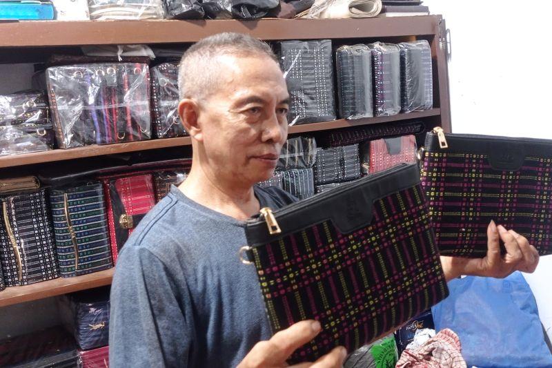 Konsumen Kesengsem, Dompet Tenun Badui Tembus Bali