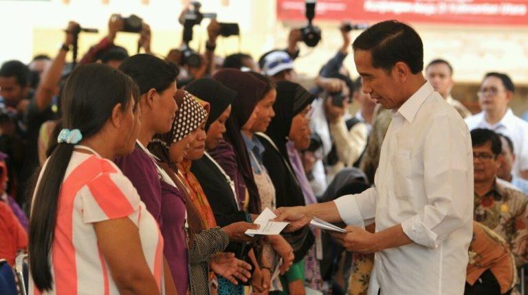 Bukan Karena Kader PDIP, Ternyata Ini Alasan Jokowi Banyak Bagikan Bansos Tapi Gak Ngajak Mensos Risma