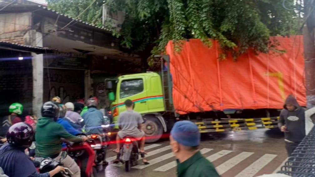 Truk Tergelincir Tutup Jalan Raya Condet Jaktim, Lalu Lintas Tersendat