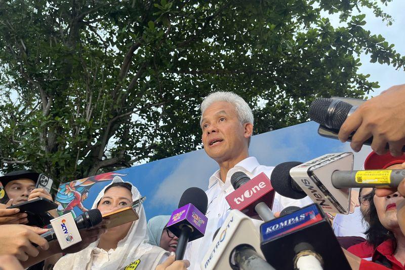 Ganjar Respons 'Salam Empat Jari' Viral: Siapa Tahu 03 Satu Putaran