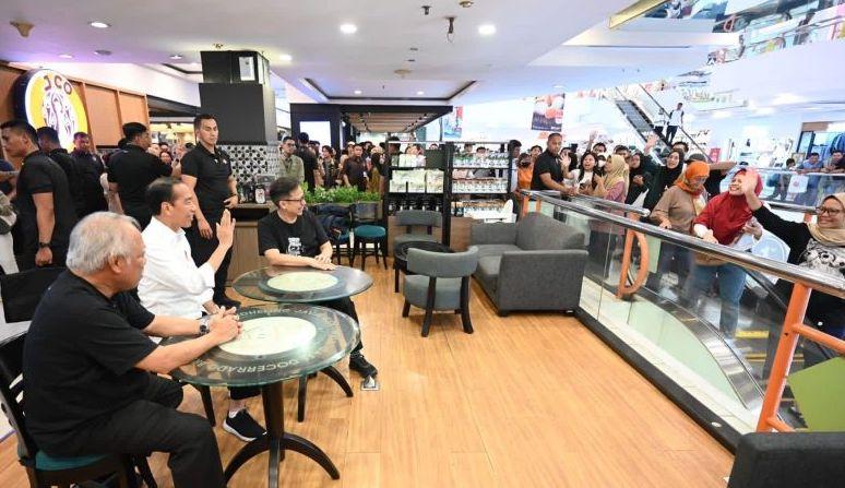 Momen Jokowi Ngopi Bareng Pak Bas dan Budi Gunadi di Jogja