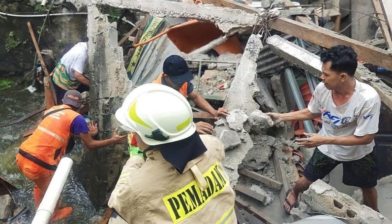 Pos Ronda di Kramat Jati Roboh Timpa 2 Wanita hingga Luka-luka