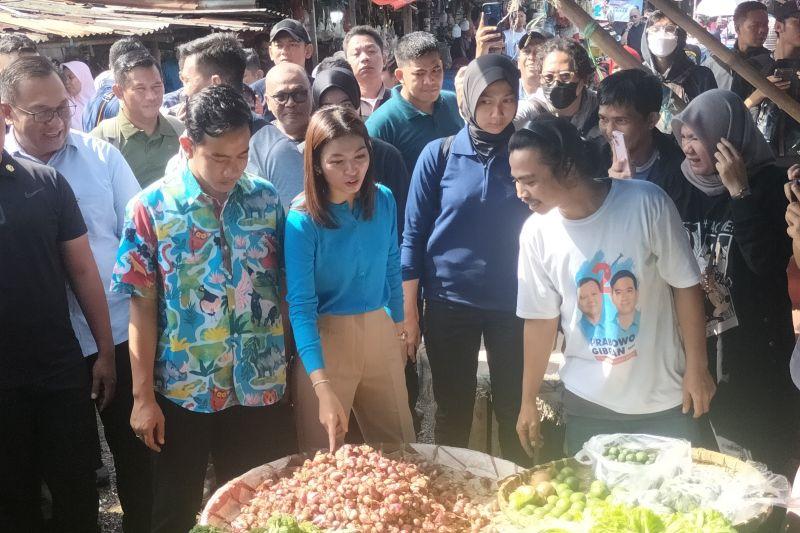 Gibran Blusukan di Pasar Kemiri Muka Depok, Belanja Ikan Teri hingga Cabai