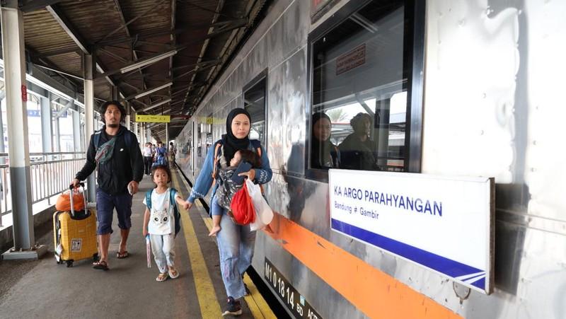 DPR Cium Dugaan Perjalanan KA Argo Parahyangan Dikorbankan Demi Dongkrak Okupansi Whoosh