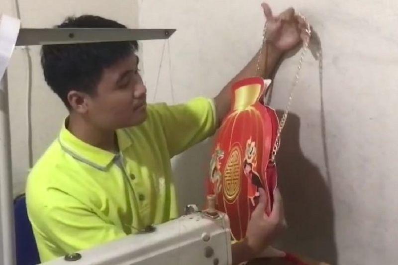 Pantas Saja Perajin Tas Lampion di Blitar Ini Banjir Pesanan Jelang Imlek