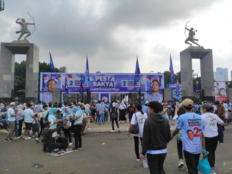 Insiden Sejumlah Pendukung Jatuh Pingsan Warnai Kampanye Akbar Prabowo-Gibran