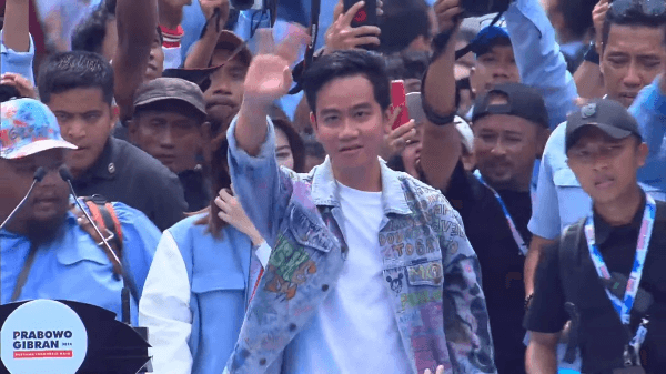So Sweet! Gibran Tiba di Lokasi Kampanye Boncengan Bareng Istri Pakai Motor Listrik