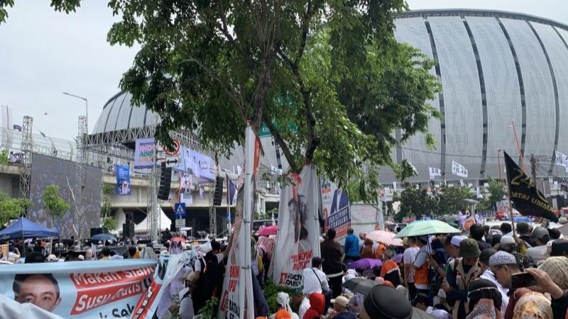 Pendukung AMIN Membludak hingga ke Luar JIS