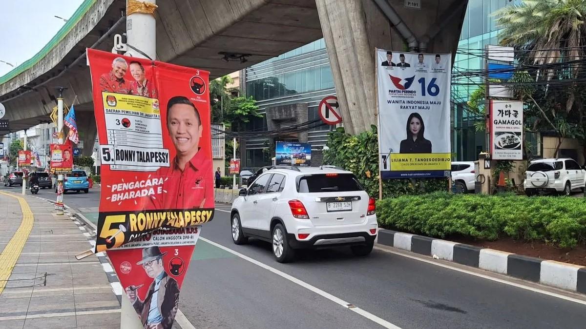 Jelang Masa Tenang Pemilu, Personel Gabungan Turunkan APK di DKI Jakarta
