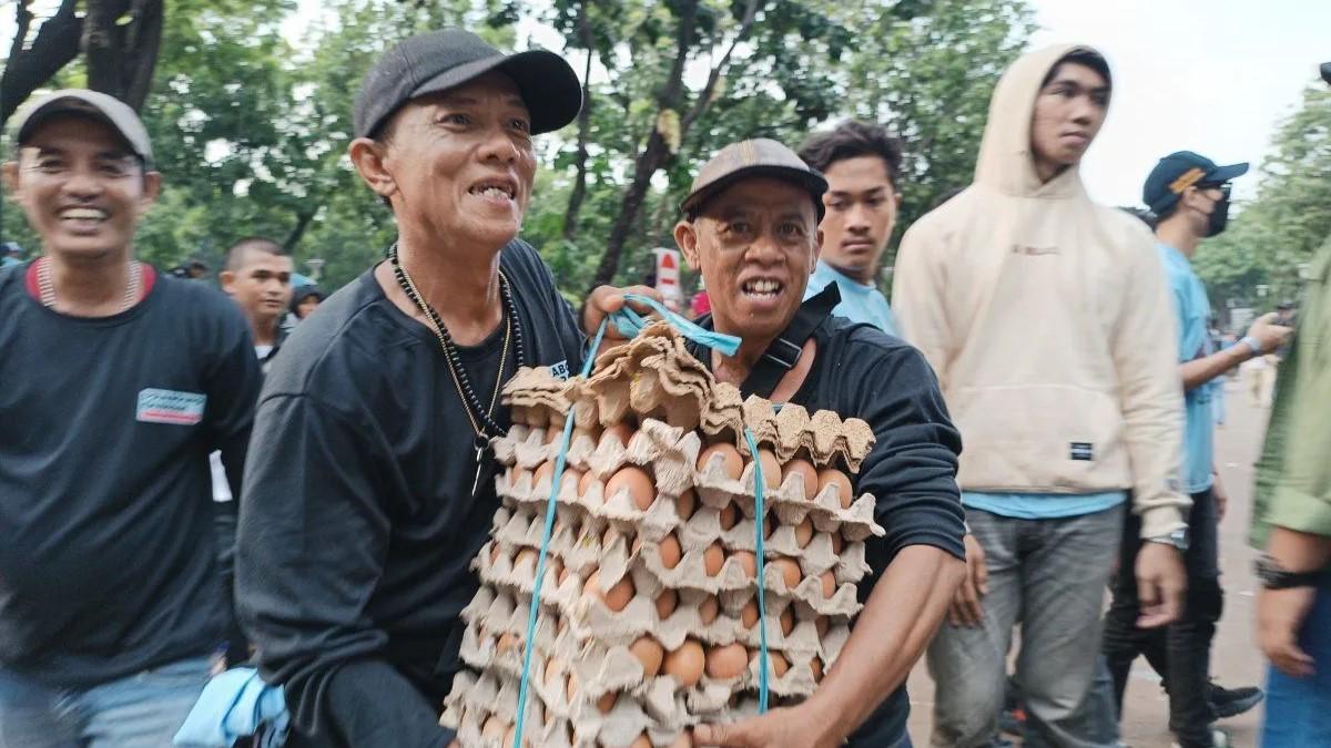 Pendukung Prabowo-Gibran Berebut Telur Gratis usai Kampanye Akbar di GBK