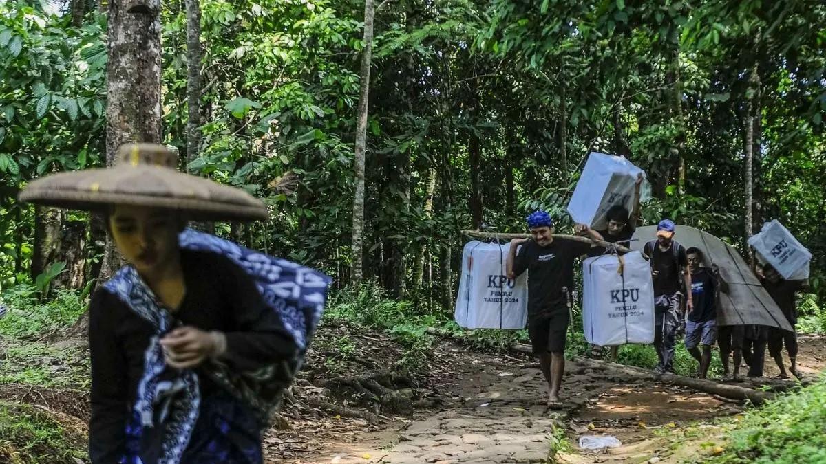 Berjalan Sejauh 1 Km, Petugas Panggul Logistik Pemilu di Baduy