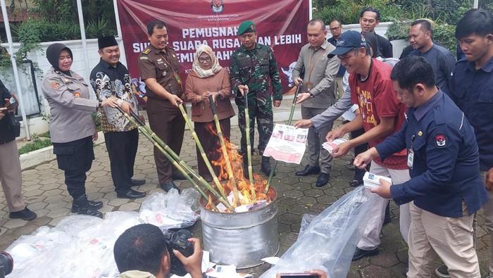 Ribuan Surat Suara Rusak dan Kelebihan Dibakar Cegah Kecurangan Pemilu 2024