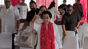 Usai Nyoblos, Megawati Pamer 'Salam Metal' di TPS Kebagusan