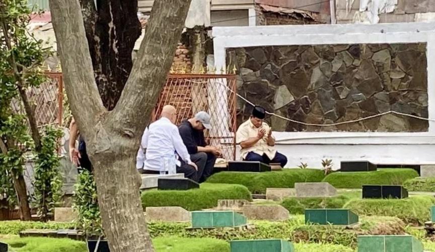Bakal Jadi Presiden RI, Prabowo Ziarah ke Makam Bapak-Ibunya