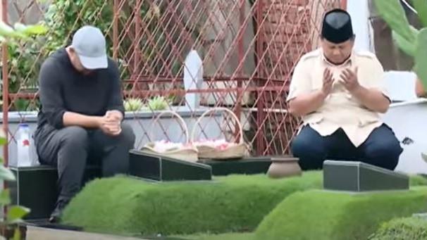 Prabowo Ziarah Ke Makam Orang Tuanya usai Pemilu 2024