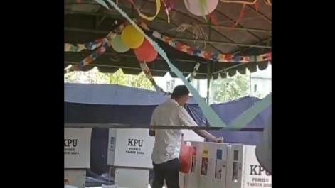 Viral! Pria Diduga Caleg Masukkan Sekantong Surat Suara ke Kotak Suara