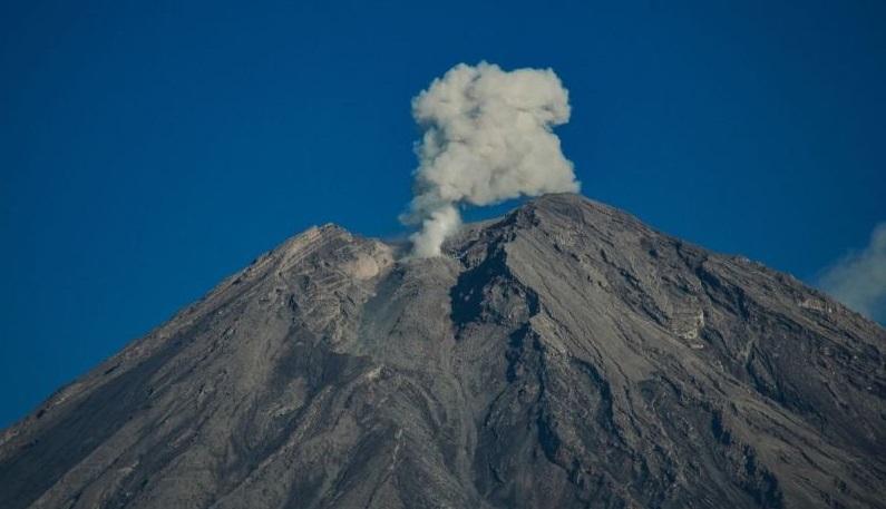 Gunung Semeru Berpotensi Bahaya, Mulai dari Lontaran Material Erupsi hingga Banjir Lahar Hujan