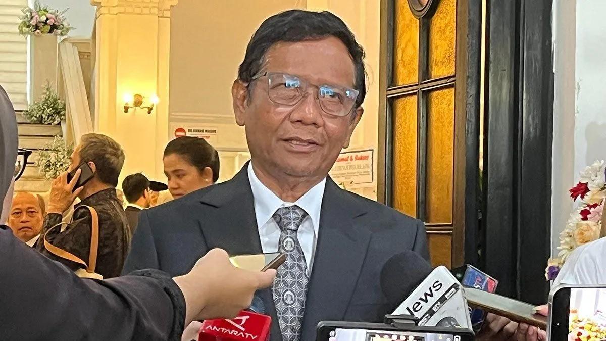 Mahfud Pilih 'No Comment' soal Pertemuan Jokowi-Surya Paloh