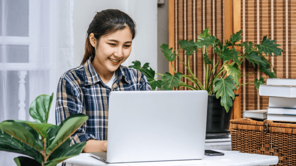 Begini Cara Lindungi Kulit dari Kebiasaan Terpapar Radiasi Sinar Biru HP dan Laptop