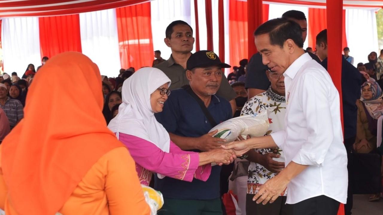 Jokowi Ngode Bansos Beras Lanjut Terus Sehabis Juni 2024