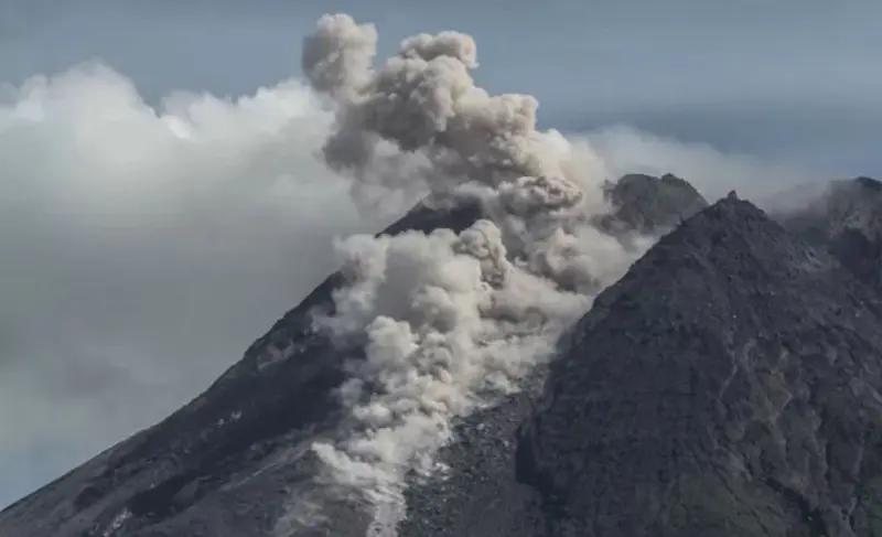 PVMBG Sebut Suara Gemuruh-dentuman Lazim Terjadi saat Erupsi Marapi
