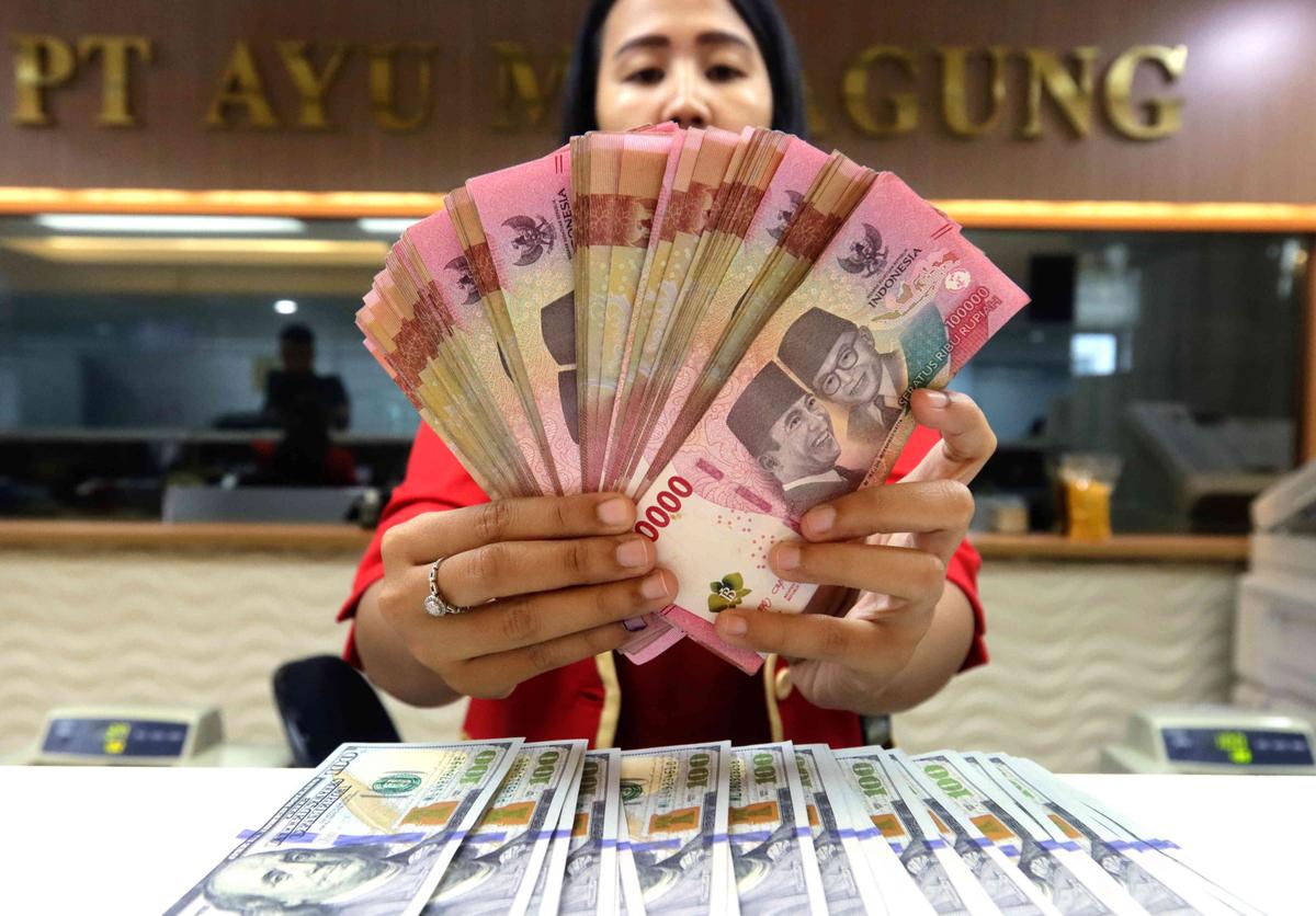 Sentimen Rilis Notula Rapat FOMC AS Bikin Kurs Rupiah Sempoyongan