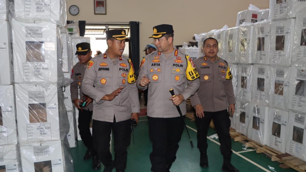 Jaga Pemilu Jurdil, Polisi Masih Lakukan Pengawalan Penghitung Suara di PPK Beji Depok