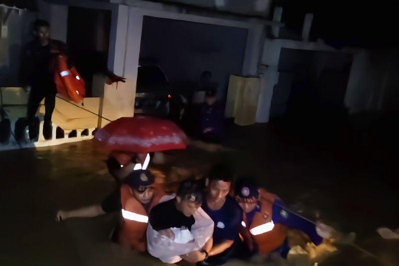 Bayi 3 Bulan dan Lansia Terjebak Banjir di Lampung Dievakuasi