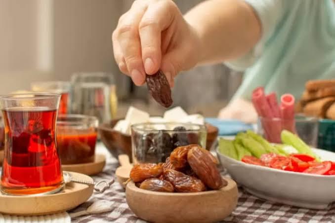 Efektif Turunkan Berat Badan! Begini Cara Diet Aman Saat Puasa