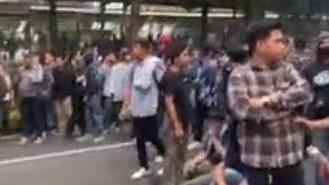 Mahasiswa UP Blokir Jalan Lenteng Agung Gegara Rektor Diduga Cabul