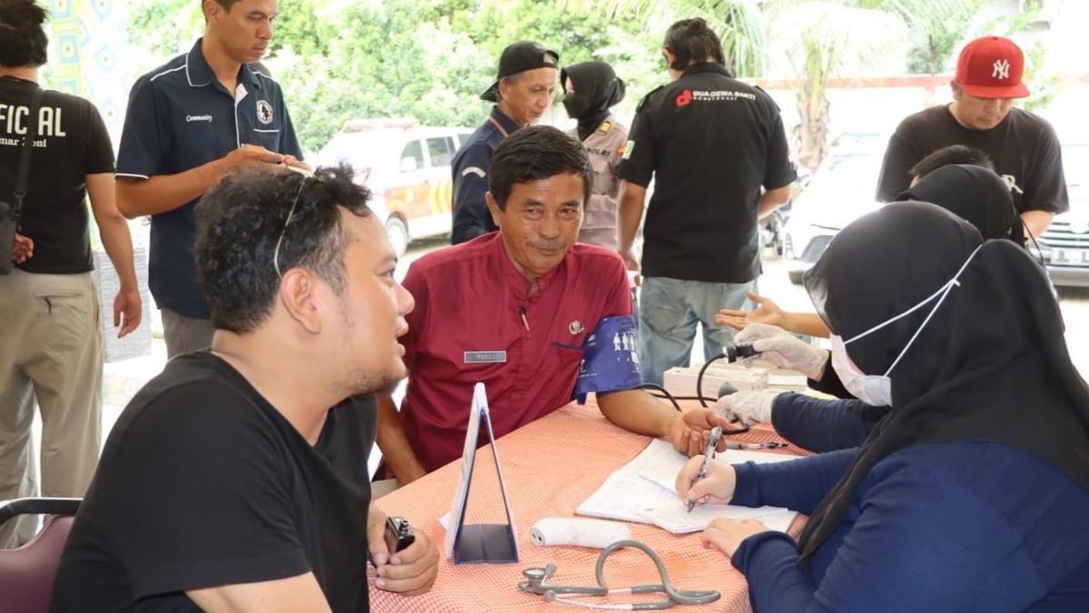 Cegah Tumbang, Polres Metro Depok Beri Pelayanan Kesehatan untuk PPK Pemilu 2024 di Sukmajaya