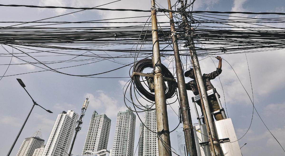 Membahayakan Pengguna Jalan, Apjatel Sepakat Pemprov DKI Potong Kabel Ilegal Semrawut di Udara