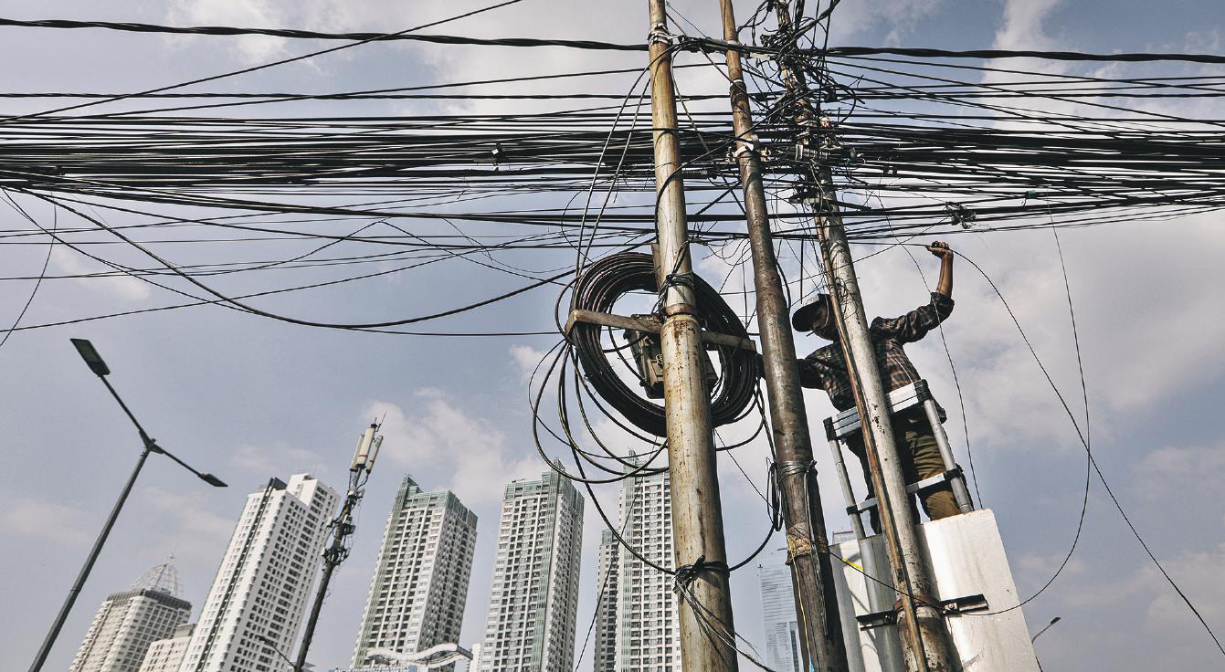 Membahayakan Pengguna Jalan, Apjatel Sepakat Pemprov DKI Potong Kabel Ilegal Semrawut di Udara