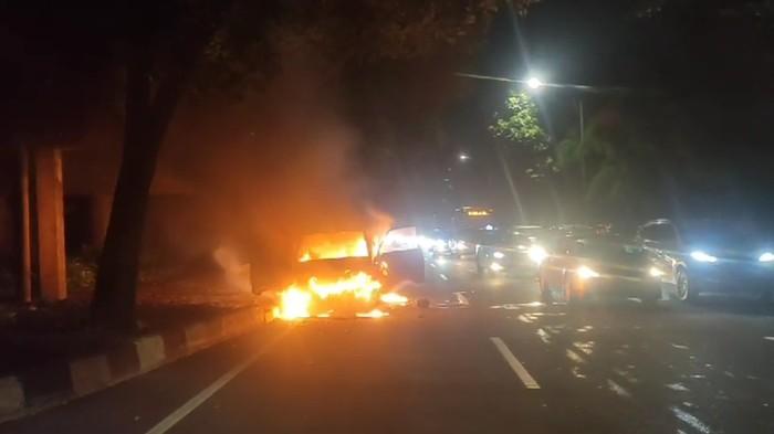 Mobil Terbakar di Jl TB Simatupang Arah Lebak Bulus