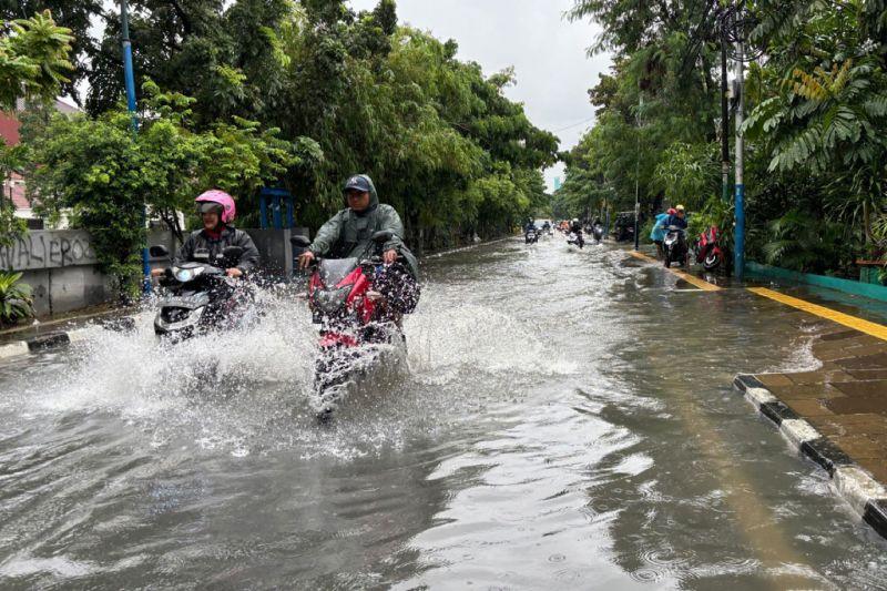 Banjir di Cempaka Putih, Warga Curhat Motornya Mogok