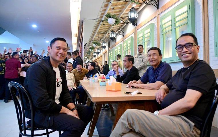 Jokowi Ajak Erick Thohir hingga AHY Makan Bakso di Samarinda