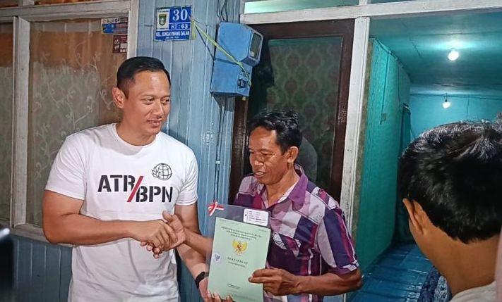 Menteri AHY Serahkan Sertifikat Tanah Langsung ke Rumah Warga di Samarinda