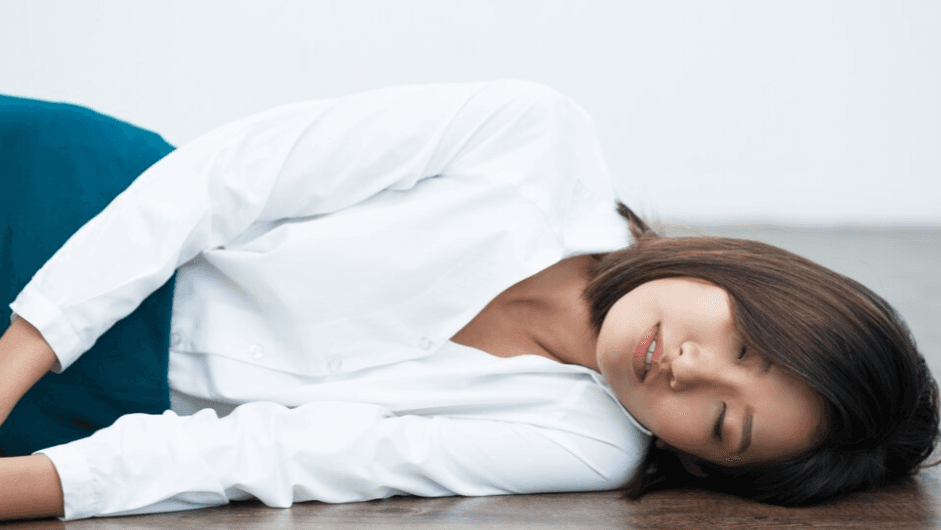 Tidur di Lantai Bakal Rematik? Ternyata Ini Faktanya!
