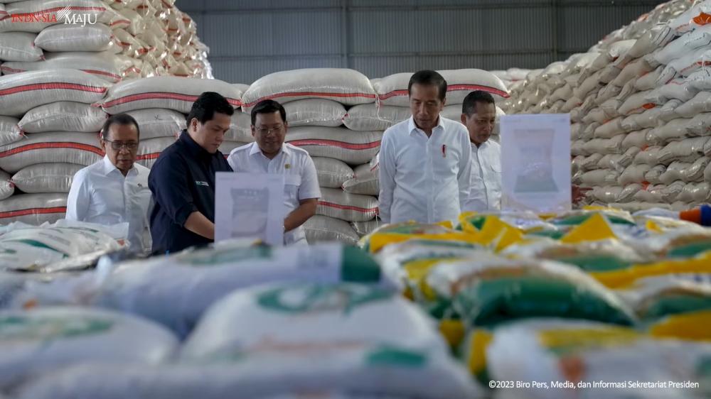Jokowi Pastikan Stok Beras Aman, Harga juga Sudah Turun