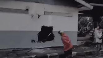 Kurang Hati-hati Angkot di Lenteng Agung Tabrak Pos Polisi Hingga Tembok Bolong