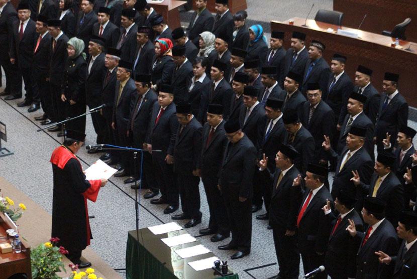 DPRD Anggarkan 'Hanya' Untuk Seragam Dinas Anyar Sebanyak Rp 3 Miliar!