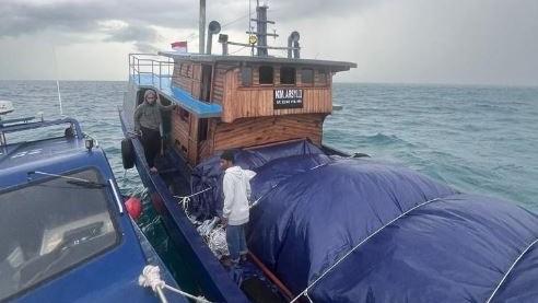 Bea Cukai Tindak Kapal Pengangkut Kain dan Sepatu Bekas di Perairan Batam
