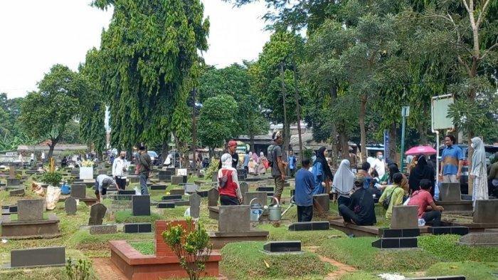 Jelang Ramadan, Warga Berbondong-bondong Ziarah ke TPU Jeruk Purut hingga Srengseng Sawah