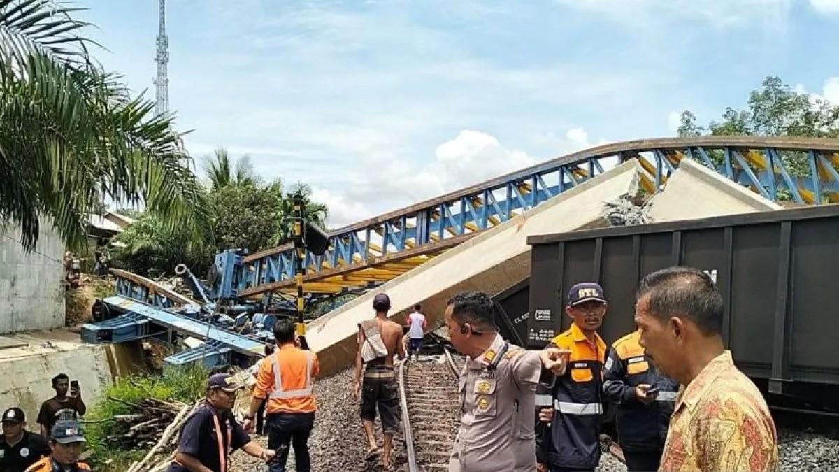 Jalan Layang Muara Enim Ambruk, KAI Batalkan Tiket Penumpang