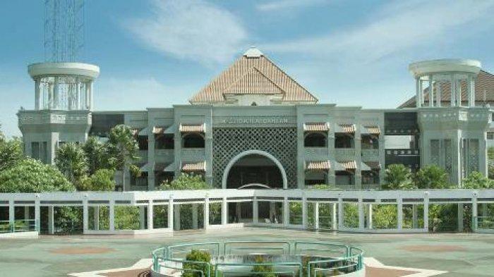 Puluhan Warga Muhammadiyah Ikut Salat Tarawih Perdana di Masjid UMY